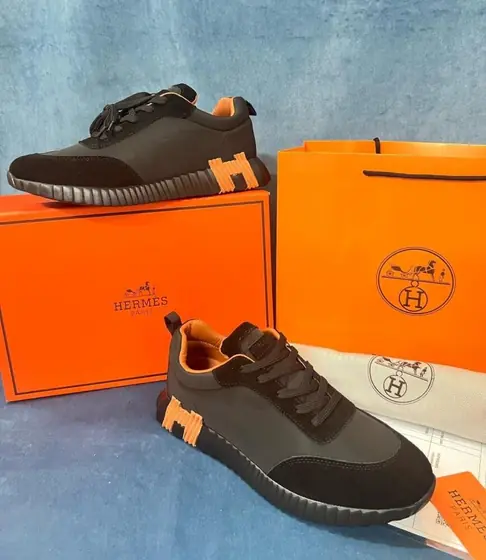 حذاء Hermès Jimmy أسود بلمسة برتقالية