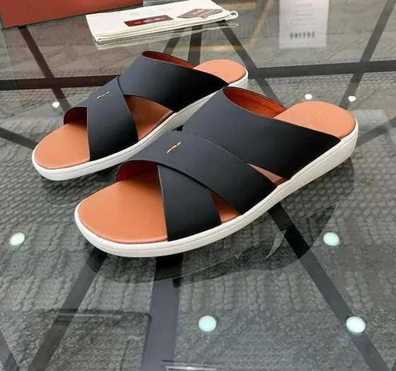 صندل Loro Piana أسود